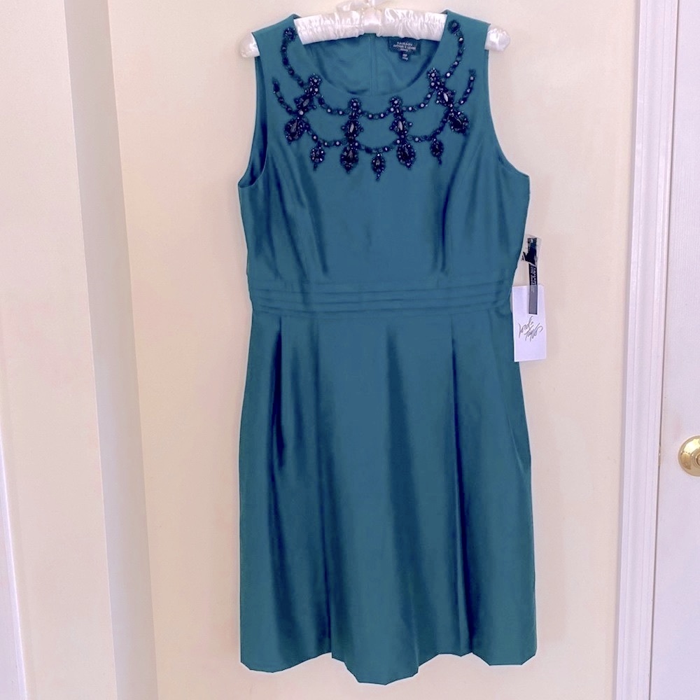 NWT Tahari Sleeveless Dress Midi Beaded Neckline Emerald Lined Cocktail Evening